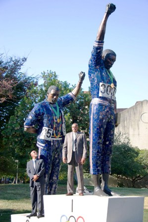 smith_carlos_statua